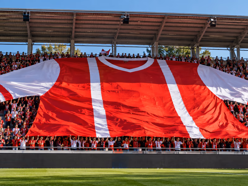 Tifo emblématique TIFO FOOT déployé en tribune par les supporters