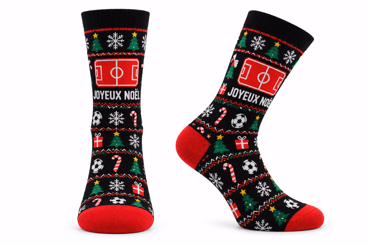 Chaussettes de Noël personnalisées : motifs sapins, flocons, ballons de foot et cannes de bonbon tricotés, terrain et « Joyeux Noël », sur fond noir et rouge