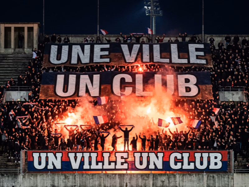 Maillot géant déployé pour cérémonie pré-match