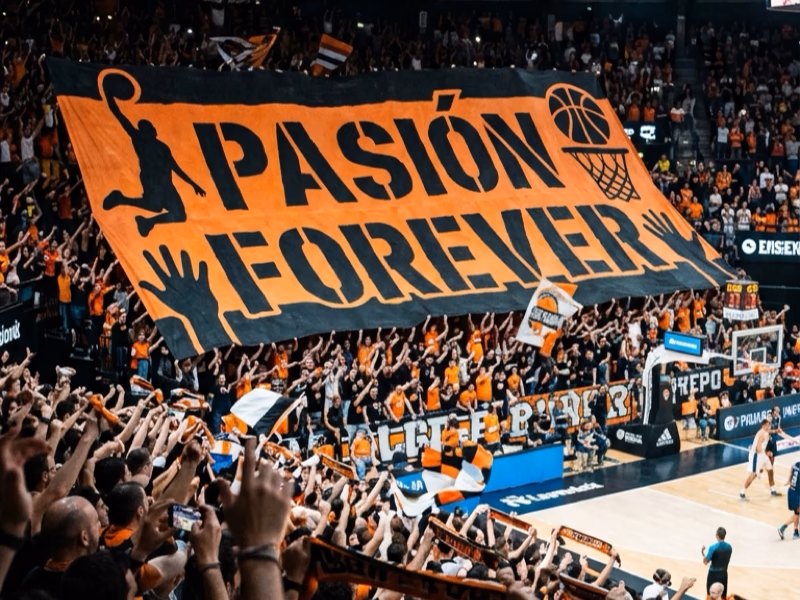 Tifo et drapeaux supporters basketball déployés en salle