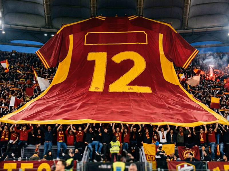 Maillot géant moyen vue dos avec numéro emblématique du club