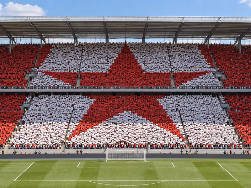 Tribune formant une mosaïque géante avec des cartons de couleur