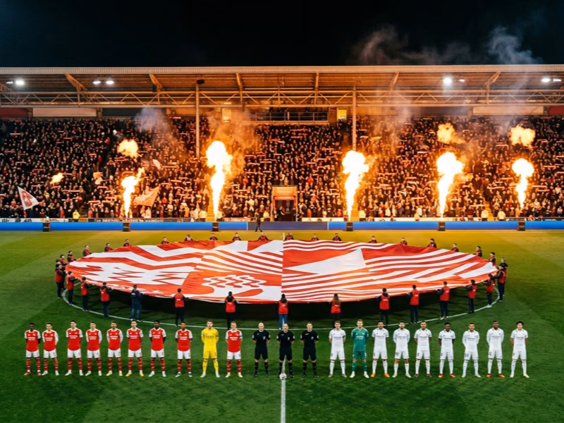 Tifo rond central FIFA déployé en cérémonie pré-match